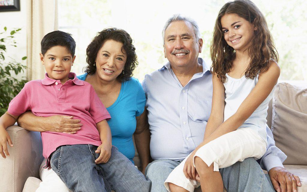 familia feliz con hijos