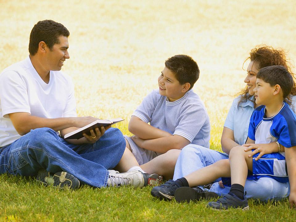 hablando de finanzas con familia