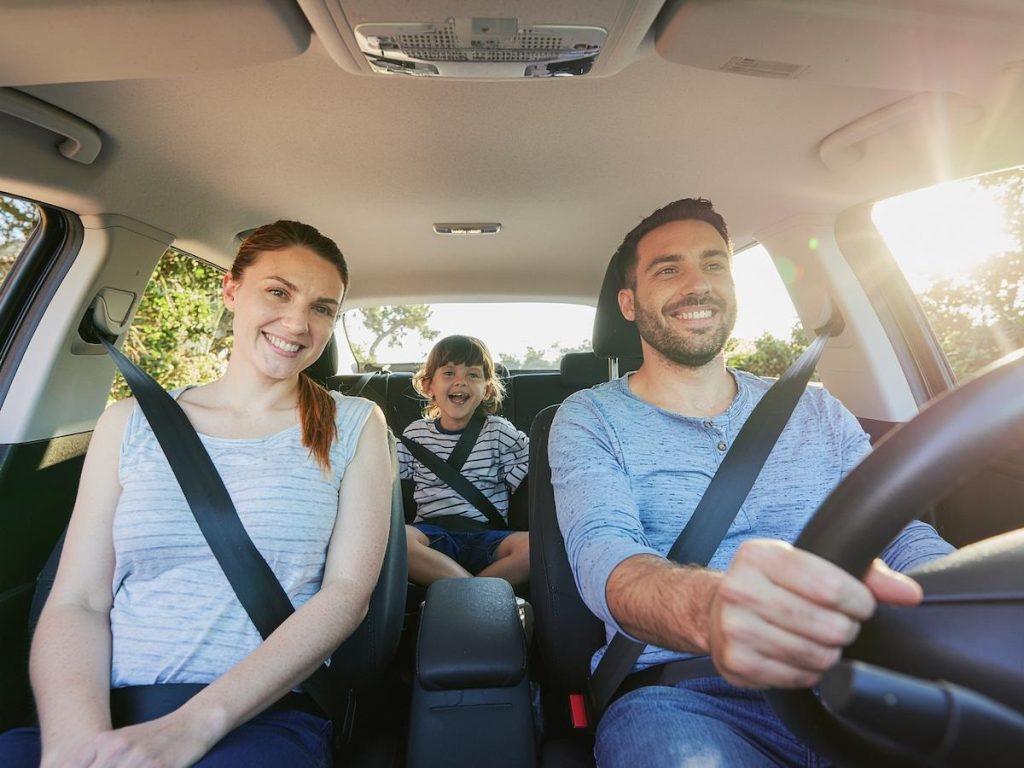 una Familia extremadamente feliz gracias a las inversiones de Finhabits, seguro de su auto y su jubilación