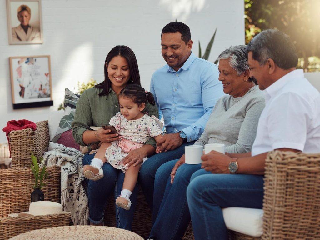Una familia entusiasmada por abrir una cuenta en finhabits para empezar a invertir en jubilación