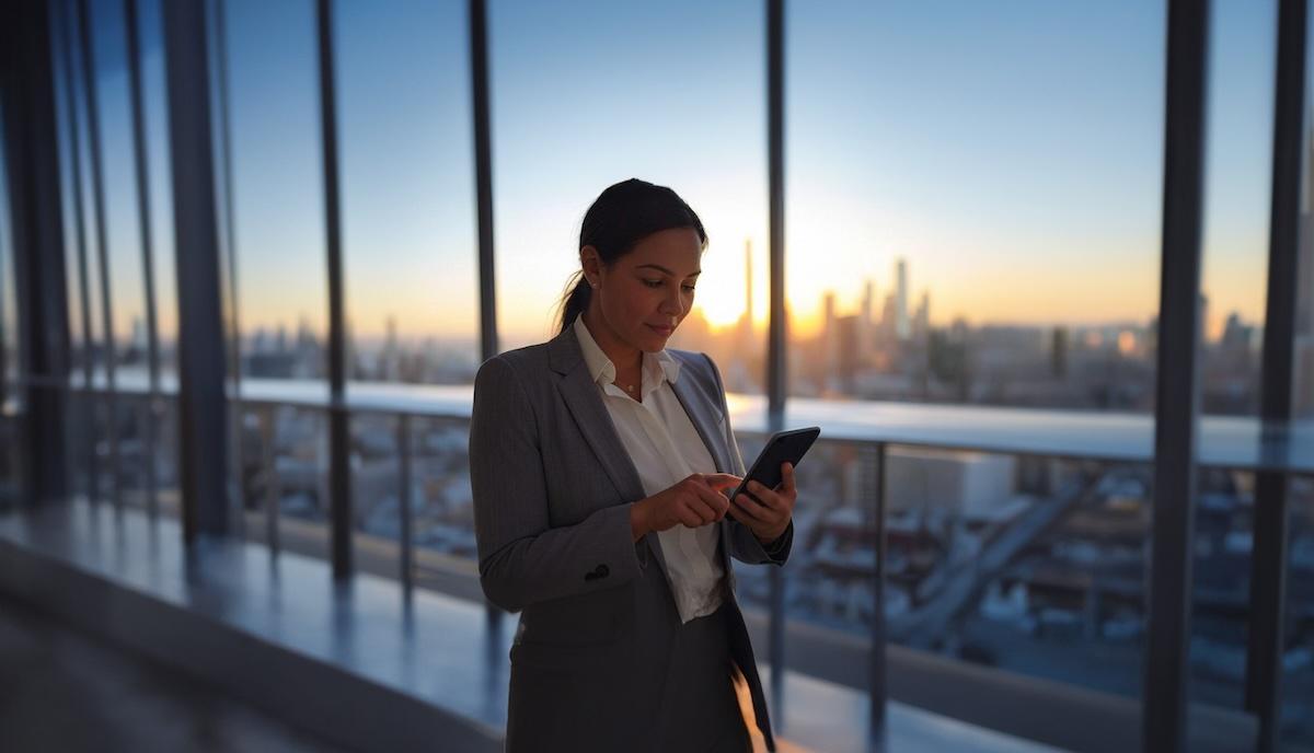 A women holding her phone with the Finhabits app open, investing made easy with Finhabits.